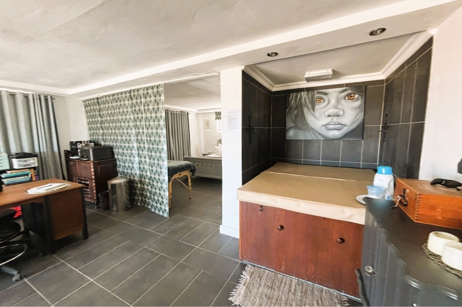 6 Bedroom Property for Sale in Perlemoenbaai Western Cape